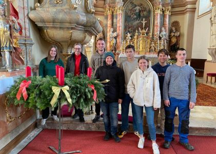 KLJB Beidl beim Adventskranzbinden