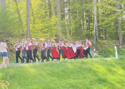 Maibäume in Beidl – eine lange Tradition mit Blasmusik und Böllerschützen