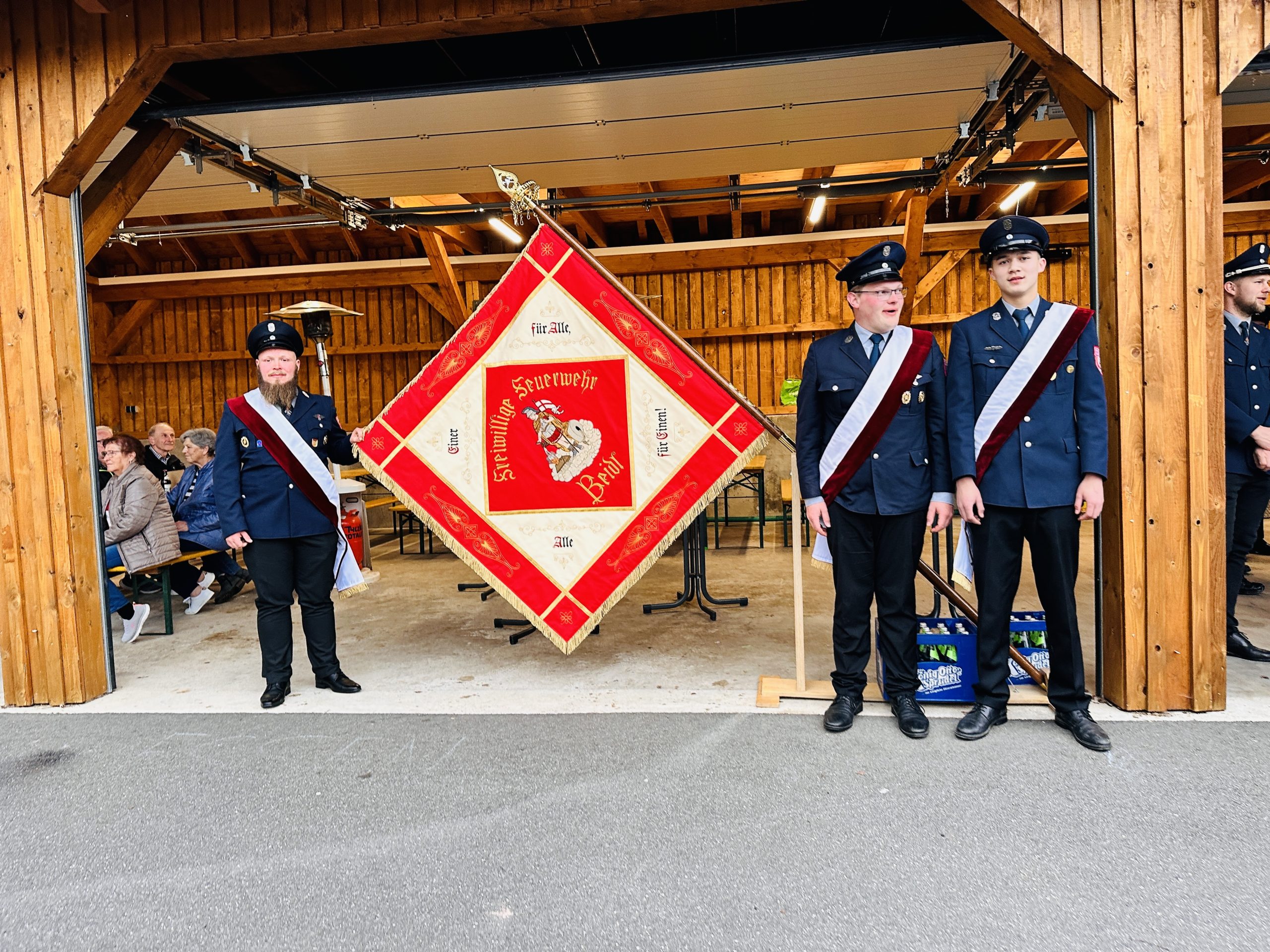 Unsere restaurierte Feuerwehr-Fahne